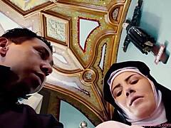 スペインの修道女レイムンダはエロチックなビデオで司祭に湿った空想を告白します