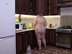 은 엉덩이를 가진 아름다운 뚱뚱한 여성이 집에서 만든 비디오에서 옷을 벗고 요리하는 것을 즐긴다