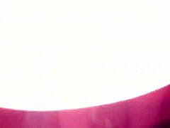 מיומנויות הגרון העמוק המדהימות של קיטי קאמינג נבחנות בסרטון HD