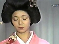Madre e hija se follan en un porno japonés vintage