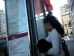 Delight na zastávke autobusu: Tvrdá Honeys skrytá kamera