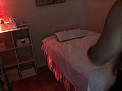 Uma MILF amadora asiática tem um final feliz num salão de massagens