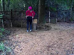 Uma loira argentina é apanhada se masturbando em um parque público