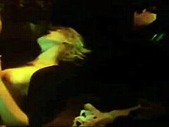 데비의 blowjob 기술을 보여주는 레트로 섹스 비디오
