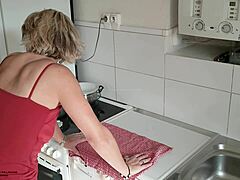 Die reife Stiefmutter mit großen Brüsten und haariger Muschi macht sich in der Küche schmutzig