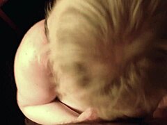 Jenna Jaymes, eine vollbusige Blondine, nimmt sich einen riesigen Schwanz vor und wird mit Sperma bedeckt