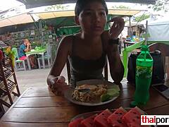 Thajská amatérska tínedžerka potešuje svojho priateľa prstami a fajčením