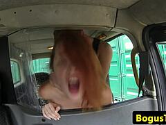 Una MILF matura in lingerie si fa scopare la figa stretta da un finto autista in un taxi