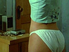 סוזנה הופס, כוכבת הסרטים הכחולים, בסצנת תחתונים קלאסית משנת 1987