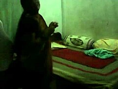 Indisk bhabhis søster deltar i dampende soveromsex