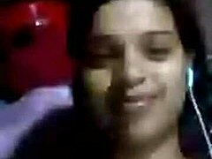 Rakhis, seorang gadis Assam yang menarik, mempamerkan payudaranya dan farajnya dalam panggilan video