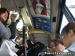 Japanse amateur geeft handjob in openbare bus