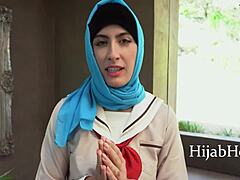 Fata arabă în hijab primește o lecție de sexualitate