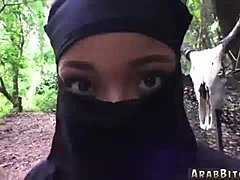 Mladé dievčatá v hidžáboch majú prvý krát sex vonku v realitnom videu