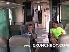 Un uomo arabo si sporca e si sporca in un treno con uno sconosciuto gay