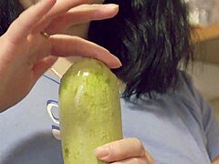 Hardcore domače fetiš video z intenzivnim analnim vstavljanjem z zelenjavo v kuhinji