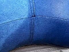 Los pantalones vaqueros de mi esposa se humedecen y se ponen salvajes al orinar