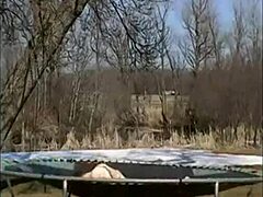 Amaterski par uživa v seksu na prostem s trampolinom
