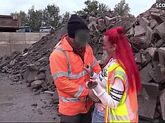 Rothaarig story of teenage love with construction worker on construction site