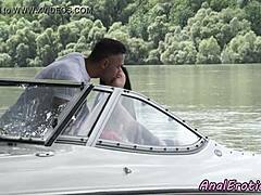 Passionert utendørs analsex med en europeisk babe på en speedbåt