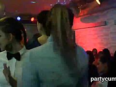 Une fille chaude dans une soirée de club nocturne danse et suce des bites