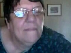 Uma velhota amadora madura é travessa na webcam