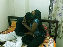 Amatør indisk par filmer seg selv ha sex på hotellrommet