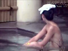 En japansk kvinde tager et bad med øjnene ophidset