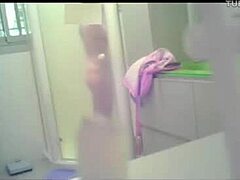 Скривена камера је ухватила мамин интимни шпијун у купатилу