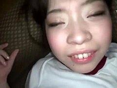 Asian Teen ottiene la sua figa senza peli pestata