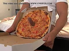 Италијанка која испоручује пицу жели сперму у уста након што је задовољила своје жеље