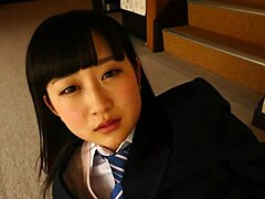 Hinano Kamisaka, seorang bintang porno Jepang, menjadi nakal di air panas
