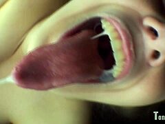 アリスの舌フェティッシュがこの口フェチビデオで生まれる