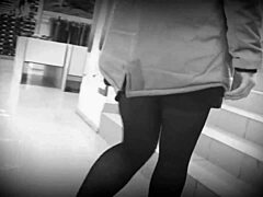 Skjult kamera fanger voyeuristiske optagelser af en offentlig butiks fodfetich