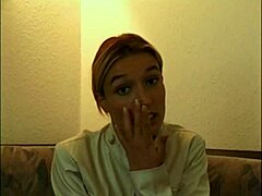 Seks di kamar hotel dengan seorang remaja berambut pirang yang suka menjulurkan jari-jarinya