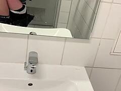 Sugarnadya, una MILF russa, si spoglia e fa sesso in un bagno dell'aeroporto