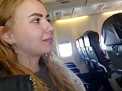 Bella Murs Menikmati Blowjob dan Handjob Publik di Pesawat