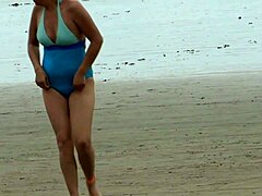 Latina Mulona își arată abilitățile de masturbare pe plajă și este futută de fiul vitreg cu un penis masiv