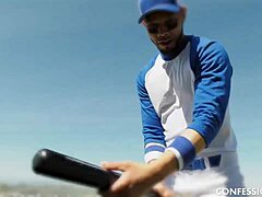 Aria Lee cavalca un grande cazzo nero di un giocatore di baseball in una scena hardcore all'aperto