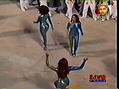 Gadis-gadis Latina menanggalkan pakaian di Karnaval Brasil untuk beberapa aksi menari panas