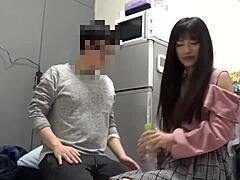 Japonská dáma je naháňaná a tvrdo šuká v kúpeľni