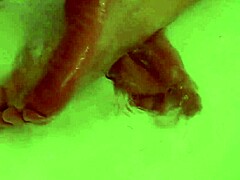 ソロの女の子が浴槽でセクシーな足を披露