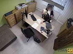 Blond milf otrzymuje lizanie cipki i ruchanie za pieniądze w biurze