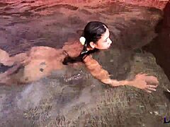 Μια όμορφη Βραζιλιάνα απολαμβάνει μια καυτή συνεδρία πισίνας