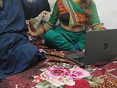 Fata pakistaneză prinsă uitându-se la filme porno pe laptop este pătrunsă în toate găurile cu vorbe murdare