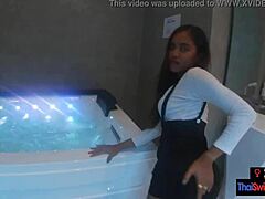 Nuori tyttöystävä nauttii kovasta lyömisestä kylpyammeessa