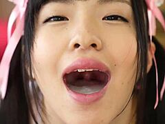 Den asiatiske hushjelpen gir en fantastisk blowjob i japansk video