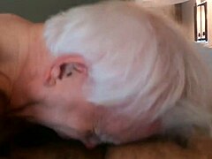 Un aficionado gay recibe una cabeza sucia de un abuelo