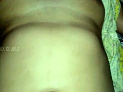 Bu ev yapımı porno videoda bir Hintli çiftle Bangla chodon ve kremin aksiyonu