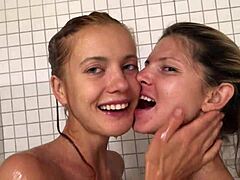 Katrina en haar vriendin nemen samen een stomende douche